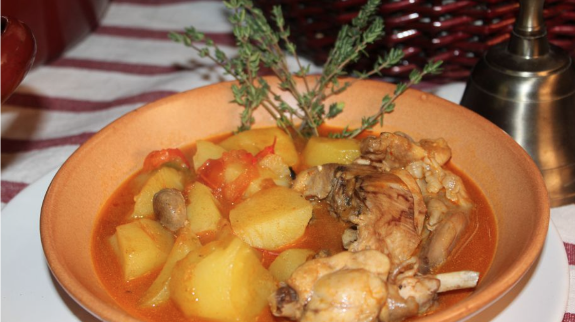 Ensalada de pimientos asados, atún y huevo con conejo con patatas.